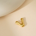 Pendentif lettre V en or poli avec un effet métal liquide sur fond beige chaud - Lettre Bulle V Pendentif Uniquement (Sans Chaîne)