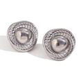Detailopname van zilveren oorknopjes met centrale bol en gedraaide touwtextuur rand - Vintage Gedraaid Touw Zilveren Knopjes / Zilver (B117)