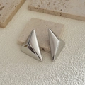 Detail von silbernen geometrischen 3D-Dreieck-Ohrringen auf einem Naturstein-Ständer - Silber (A116)
