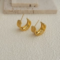 Détail de boucles d'oreilles dorées en forme de C avec texture nervurée et style rétro - Style Texture Vague / Doré
