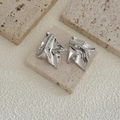 Boucles d'oreilles argentées irrégulières avec finition métal liquide poli sur pierre - Argent (A122)