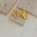 Vue détaillée des boucles d'oreilles géométriques dorées plissées avec finition brillante - Or (A122)