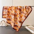 Sciarpa di seta stampata drappeggiata su supporto metallico con borsa bianca elegante - Caffè (FG234-2)