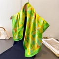 Sciarpa in seta con stampe floreali vivaci su gruccia in legno con borsa di classe sul retro - Verde (FG234-3)
