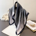 Elegante foulard in seta con sfumatura grigia e bordo blu in una cornice raffinata - Stampa Artistica Sfumata Grigia (FG183-1 Nero)