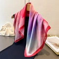 Sciarpa di seta artistica con motivo acquerello e bordo rosso drappeggiata su un abito nero - Stampa Artistica Sfumata Rosso Viola (FG183-3 Rosso)