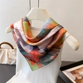 Elegante foulard in seta con stampa realistica di libellule e fiori dai colori vivaci - Rosso Arancio (FG188-2)