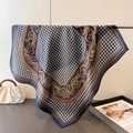 Hahnentritt-Seidenschal mit barocken Goldmustern und glänzendem Satin-Finish - Marineblau