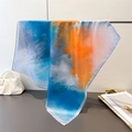 Dettaglio ravvicinato di un foulard in seta con stampa astratta sfumata blu e arancione - Stampa Artistica Sfumata Blu Arancio (FG183-4 Blu)