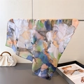 Dettaglio ravvicinato della stampa artistica con loto e libellula su foulard di seta liscio - Beige (FG188-3)