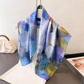 Dettaglio di sciarpa in seta con stampa floreale e libellula drappeggiata su gruccia - Blu (FG188-4)