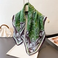Élégant foulard en soie verte à motif paisley avec bordures contrastées sur cintre - Carré de Soie Satiné / Vert