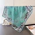 Écharpe carrée en satin vert menthe avec motif paisley élégant et bordures florales - Carré de Soie Satiné / Vert Menthe