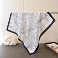 Dettaglio di elegante foulard di seta con stampa floreale, fondo bianco e bordo nero sottile - 70cmx70cm / Bianco