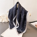 Elegante foulard in seta blu navy con motivi floreali bianchi e bordo grigio raffinato - 70cmx70cm / Nero