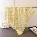 Elegante foulard di seta giallo con stampa leopardata e finitura satinata su un supporto - Giallo