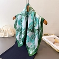 Elegante sciarpa in seta bianca con stampa di foglie di palma e bordi verde smeraldo - Verde