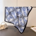 Elegante sciarpa in seta con motivi a piume Art Déco blu drappeggiati su barra di metallo - Blu