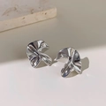 Orecchini irregolari placcati argento con finitura a specchio e design a pieghe - Argento (F310)