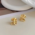 Dettaglio ravvicinato di orecchini placcati in oro 18K dal design geometrico stropicciato - Oro (F310)
