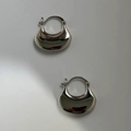Detailansicht der klobigen silbernen Tropfenohrringe mit hochglanzpolierter Oberfläche - Silber (E321)