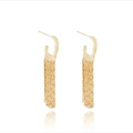 Makroaufnahme eleganter langer Gold-Quastenohrringe mit Schlangenketten und Spiegelung auf Weiß - Lange Quastenohrringe (D219) / Gold