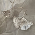 Detailaufnahme der silbernen Ginkgoblatt-Ohrringe mit feiner radialer Adertextur - Silber (D111)