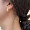 Pendiente de gota dorado minimalista con acabado pulido brillante puesto en el modelo - Pequeño / Dorado