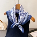 Blau-weißes Seiden-Vierecktuch mit Blumen- und Karomuster auf einem schwarzen Oberteil - Marineblau