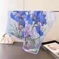 Elegante foulard in seta blu stile pittura a olio con stampa iris su appendino - 66-70CM / Lavanda