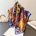 Foulard quadrato in raso con stampa gatto artistica e vivace motivo patchwork a colori - Bordo Blu Navy (FG182-1)