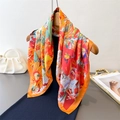 Foulard quadrato in finta seta floreale con bordi arancioni su gruccia di legno - 70x70cm / Arancione