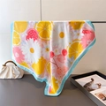 Dettaglio di un foulard in seta con stampa floreale e limone su una borsa a mano - Bordo Blu (FG191-1)