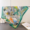 Foulard in seta con bordo verde e stampa di animali safari con leoni e zebre - Verde