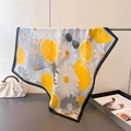 Dettaglio di sciarpa in seta con stampa di limoni e margherite in scena luminosa - Bordo Nero (FG191-3)