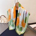 Foulard quadrato in finta seta con stampa di limoni e margherite su una gruccia - Bordo Verde (FG191-4)