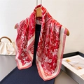 Elegante foulard in seta con stampa floreale rossa e bianca appeso a una gruccia in legno - Rosso (FG252-2)