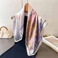 Sciarpa di seta con stampa floreale a olio elegantemente appesa a una gruccia di legno - 66-70cm / Beige (FG251-2)