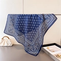 Carré de soie bleu marine avec motif paisley blanc et détails en forme de cœur élégant - 66-70cm / Bleu Marine (FG250-1)