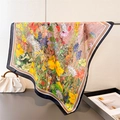 Carré en soie au motif floral de peinture à l'huile avec des bordures contrastées - 70x70cm / Style Floral à Bordure Noire (FG256-1)