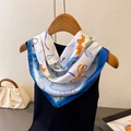 Eleganter Seidenschal mit blauem Rand und buntem Schleifendesign auf einem Holzkleiderbügel - 70CM Einseitig / Königsblau