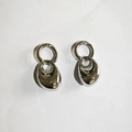 Vista de cerca de pendientes de gota plateados pulidos con diseño hueco minimalista - Estilo Plateado (C207)