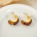 Boucles d'oreilles rétro en résine ambrée en forme de C avec bords dorés chics - Ambre (c202)