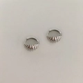 Orecchini a cerchio croissant argento con texture a spirale e chiusura a cerniera sicura - Croissant Argentato (A220)