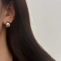 Orecchini a perno minimalisti a sfera in argento lucido con finitura a specchio - Argento