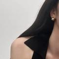 Orecchini a sfera dorati minimalisti con finitura lucida indossati da una modella - Oro (F-103)