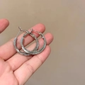 Detailansicht der doppellagigen silbernen Creolen mit gedrehter Textur und Verschluss - Silber 3cm