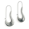 Dettaglio di orecchini a goccia in argento lucido con geometria curva astratta - Argento