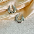 Orecchini a cerchio spessi in argento lucido con finitura metallo liquido su raso - 43*40*6mm / Argento (B310)
