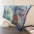 Detailansicht eines Seidenschals mit Lotosdruck und elegantem Faltenwurf - Marineblau (FG257-1)